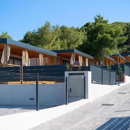 Camping Nevia - Mobile With Sea View & Shared Swimming Pool *