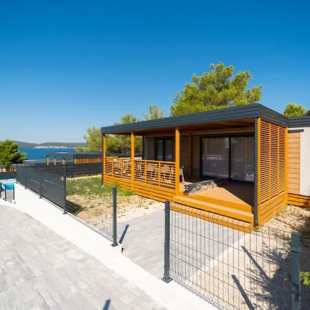 캠프장 Nevia - Mobile With Sea View & Shared Swimming Pool Neviđane