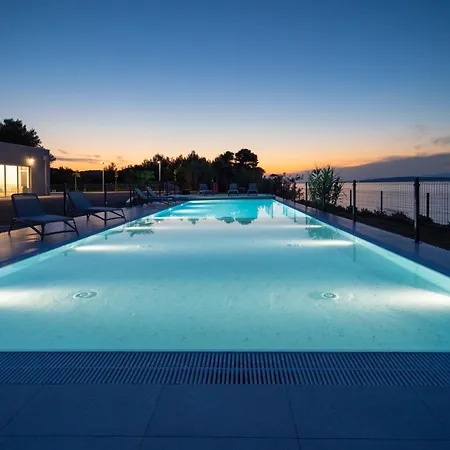 Camping Nevia - Mobile With Sea View & Shared Swimming Pool