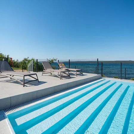 Nevia - Mobile With Sea View & Shared Swimming Pool Camping Neviđane